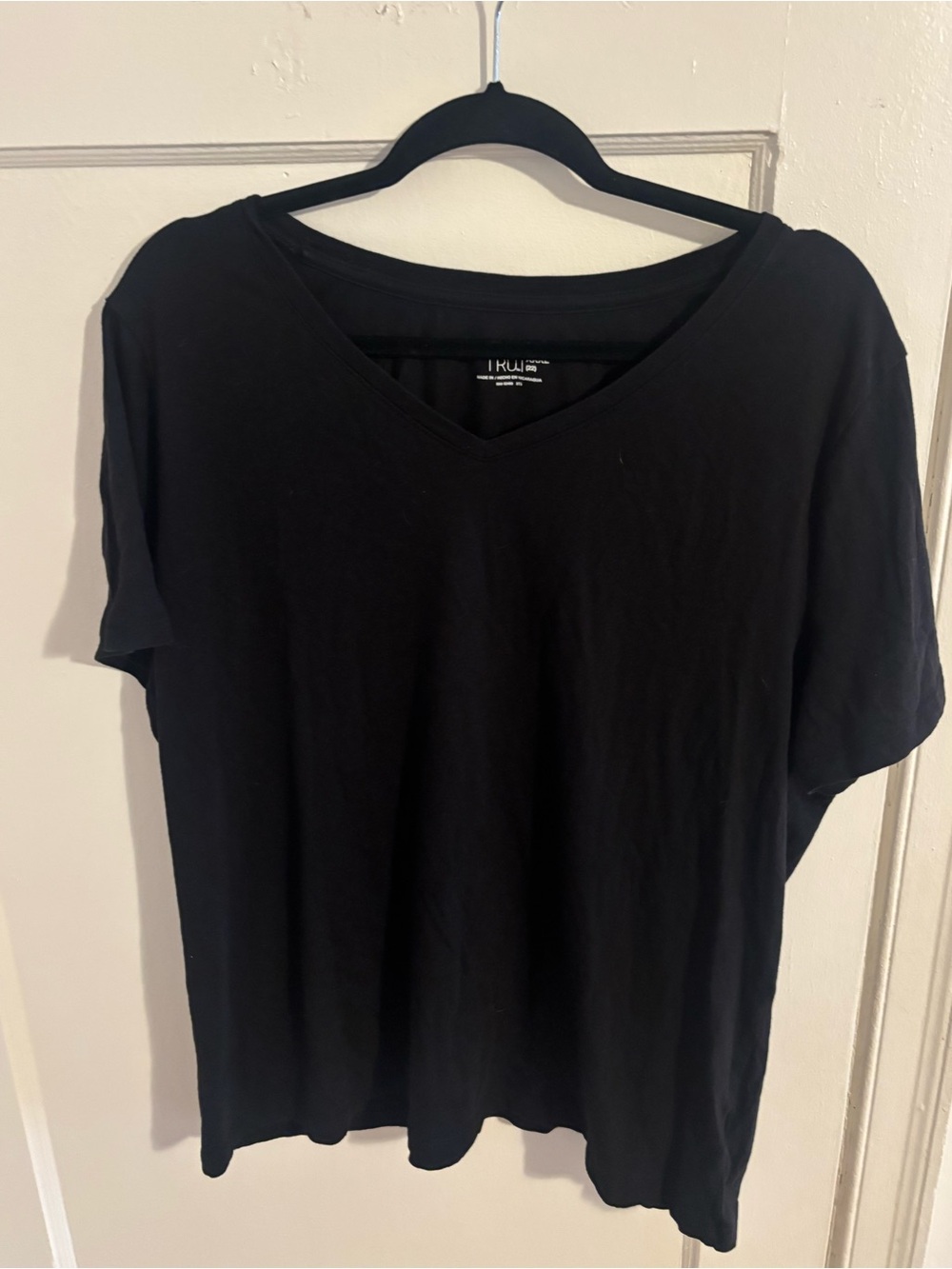 Time and Tru Men’s Black V-Neck Short Sleeve Tee